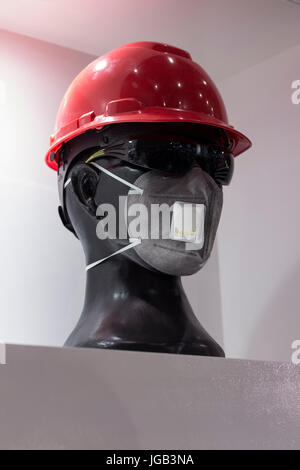 Un mannequin avec des casques de sécurité lunettes de sécurité et masque à gaz ; fond blanc ; Travail Hard Hat;Équipement de protection personnel;EPI masque de découpe Banque D'Images