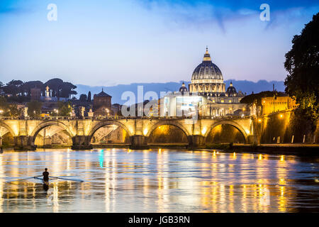 Belle vue sur rivière Tibre et la Cité du Vatican, Rome, Italie Banque D'Images