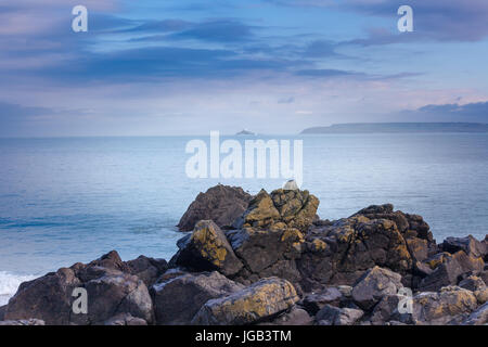 Seascape voir l'océan de Godrevy Lighthouse dans la distance de St Ives en Cornouailles, Royaume-Uni au cours de l'heure bleue au crépuscule. Banque D'Images