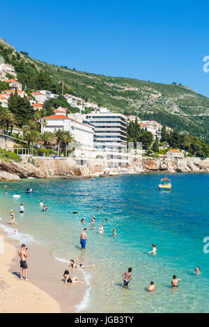 Les gens touristes vacanciers à bronzer sur la plage de Banje banje Dubrovnik Croatie côte Dalmate Dubrovnik riviera Adriatique côte adriatique Banque D'Images