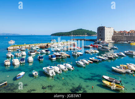 Croatie Dubrovnik Croatie côte Dalmate vue sur la vieille ville de Dubrovnik vieux port porporela Waterfront et le port avec bateaux Dubrovnik Croatie Europe Banque D'Images