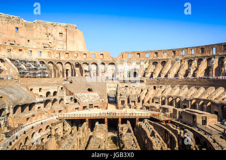 Intérieur de l'immense Colisée amphithéâtre, lazio, Italie Banque D'Images