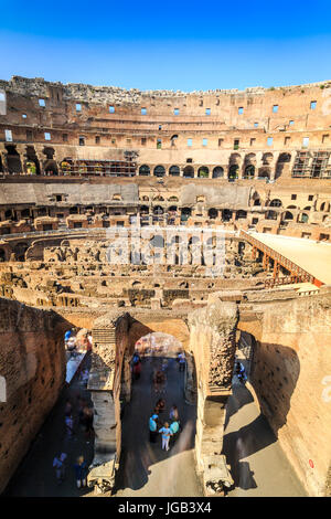 Intérieur de l'immense Colisée amphithéâtre, lazio, Italie Banque D'Images