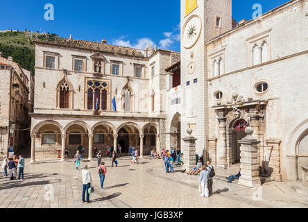 Croatie Dubrovnik Croatie Dalmatie Dubrovnik palais Sponza place Luza Dubrovnik Vue de côté de l'horloge Zvonik Dubrovnik Croatie Europe Banque D'Images