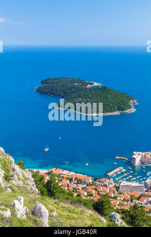 Croatie Dubrovnik Croatie côte Dalmate Vue aérienne de l'île de Lokrum et Dubrovnik harbour mer Adriatique depuis le mont Srd Dubrovnik Croatie Banque D'Images