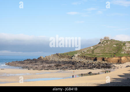 ST IVES CORNWALL UK - 30 DEC 2016. vue de l'île de Porthmeor beach, St Ives avec des groupes de personnes et familles à la populaire plage de Cornouailles Banque D'Images