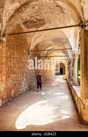 Croatie Dubrovnik Croatie côte Dalmate woman walking cloîtres de monastère bénédictin de St Mary sur l'île de Lokrum dubrovnik croatie mer Adriatique Banque D'Images