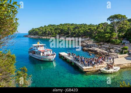 Croatie Dubrovnik Croatie côte Dalmate gens touristes attendent le Ferry arrivant à la station d'accueil sur l'île de Lokrum Dubrovnik Croatie Mer Adriatique Banque D'Images