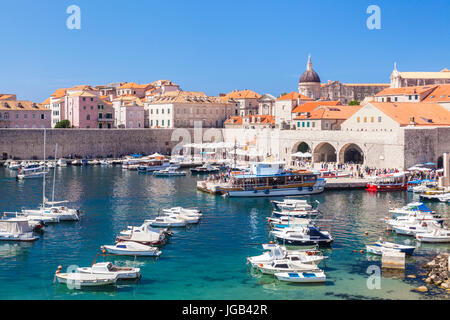 Croatie Dubrovnik Croatie côte Dalmate vue sur la vieille ville de Dubrovnik vieux port porporela waterfront port bateaux Dubrovnik Dubrovnik Croatie Europe Banque D'Images