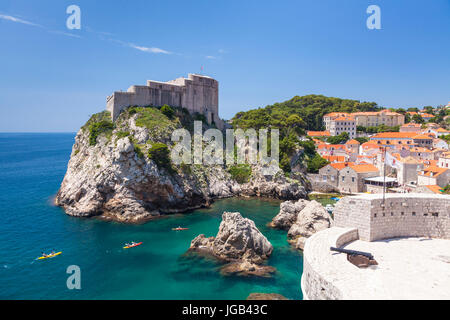 Croatie Dubrovnik Croatie côte Dalmate Fort Lovrijenac sur pointe des kayaks dans la pile de l'eau vieille ville de Dubrovnik Dubrovnik Croatie Banque D'Images