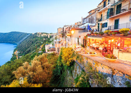 Rive du Lac d'Albano et de la ville de Castel Gandolfo, lazio, Italie Banque D'Images