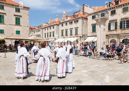 Croatie Dubrovnik Croatie côte Dalmate touristes population locale la danse folklorique en costume national place de la vieille ville la vieille ville de Dubrovnik Dubrovnik Croatie Banque D'Images