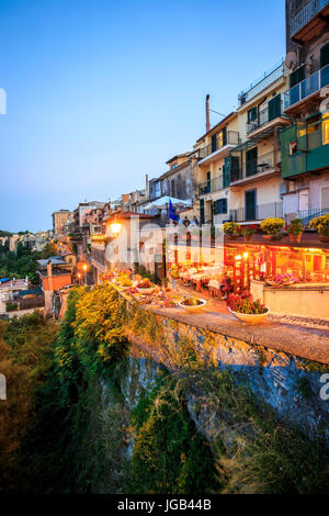 Rive du Lac d'Albano et de la ville de Castel Gandolfo, lazio, Italie Banque D'Images