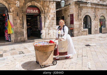 Croatie Dubrovnik Croatie femme habillé en costume national croate de souvenirs sur la plaça de la rue principale stradun Dubrovnik Banque D'Images