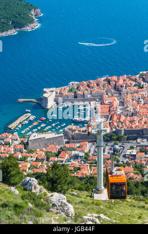 Dubrovnik Croatie côte Dalmate dubrovnik téléphérique menant au mont Srd Dubrovnik Old Town vue aérienne de la côte dalmate, Dubrovnik, Croatie, Europe Banque D'Images