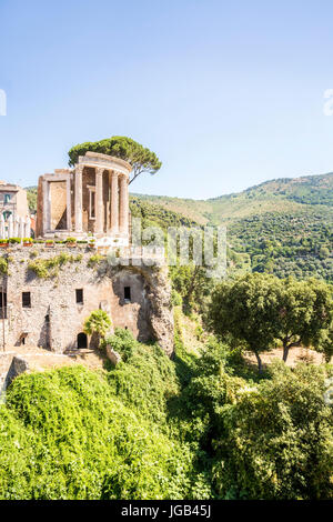 Belles ruines dans parc de la Villa Gregoriana à Tivoli, Latium, Italie Banque D'Images