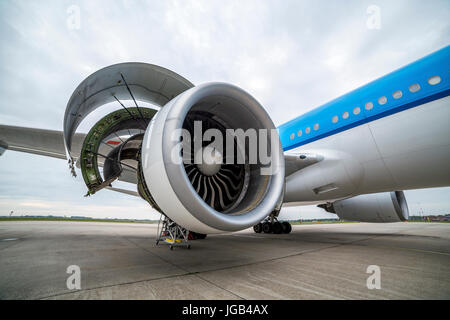 Vue latérale de l'avion pendant l'entretien du moteur Banque D'Images