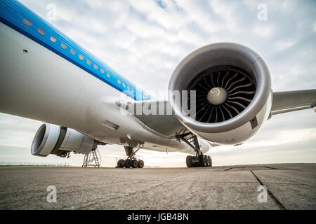 L'entretien d'un gros avion à l'aéroport Banque D'Images