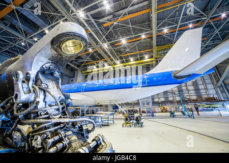 Rénovation d'avion blanc et bleu dans un hangar. Banque D'Images