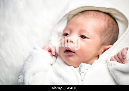 Adorable petit garçon d'un mois en blanc Banque D'Images