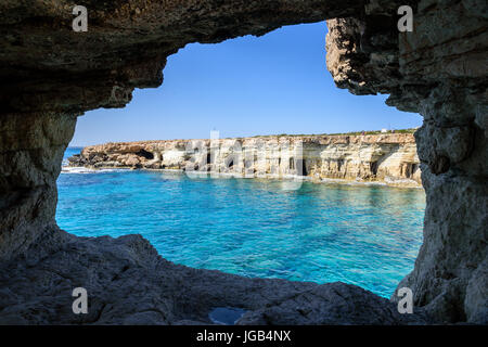 De belles falaises et arches dans Aiya Napa, République de Chypre Banque D'Images