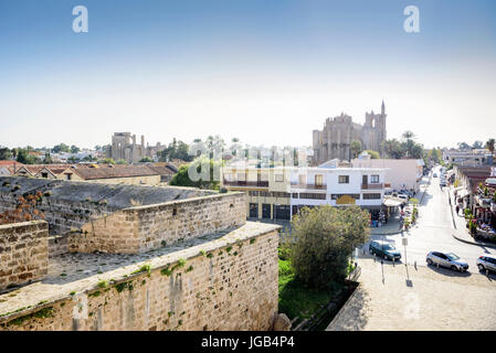 Les murs de la ville de Famagouste menant au bastion d'Otello, Chypre du Nord Banque D'Images