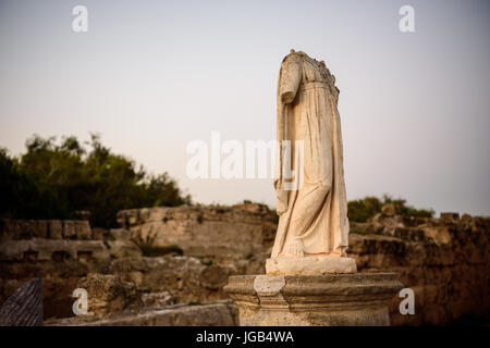 Monument sans tête dans la ville antique de Salamine, dans le nord de Chypre. Banque D'Images