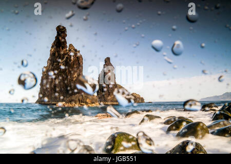 Gouttes d'eau sur l'objectif de photographier les roches dans l'océan Atlantique, Madère Banque D'Images