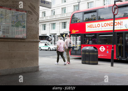 Prendre une promenade dans le West End de Londres, par un après-midi d'été Banque D'Images