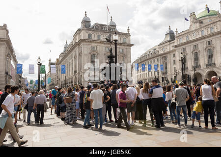 Prendre une promenade dans le West End de Londres, par un après-midi d'été Banque D'Images