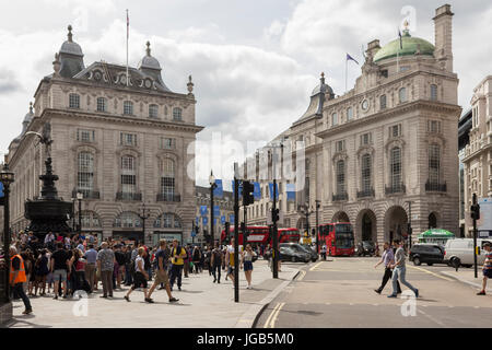 Prendre une promenade dans le West End de Londres, par un après-midi d'été Banque D'Images