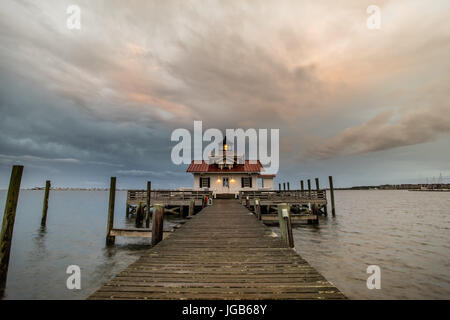 Coucher du soleil sur le phare de Roanoke Marshes situé le long de l'Outer Banks à Manteo, North Carolina Banque D'Images