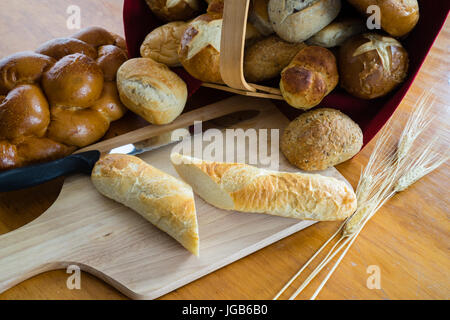 Collection de pains Challah, baguettes et petits pains Banque D'Images
