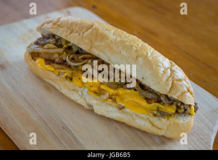 Philly Cheesesteak avec fromage et oignons frits Banque D'Images