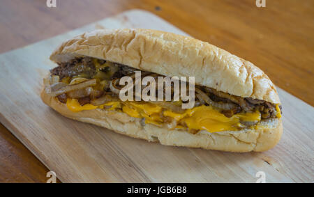 Philly Cheesesteak avec fromage et oignons frits Banque D'Images