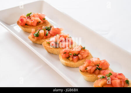 Bruschetta Tomate et basilic sur toast Banque D'Images