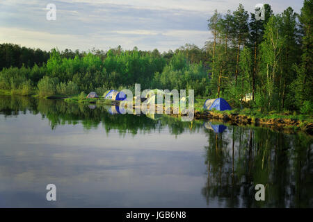 Grand Camping sur les rives de fleuves sibériens Vat-Egan Banque D'Images