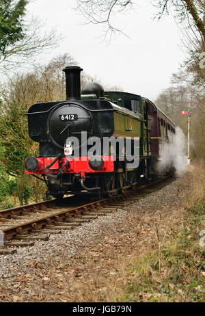 GWR 0-6-0 locomotive à vapeur réservoir Pannier No 6412 voyage un train sur le South Devon Railway. Banque D'Images