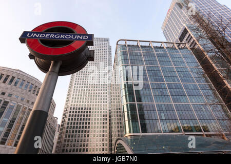 La station de métro Canary Wharf signe à Reuters plaza et One Canada Square, Tour de Canary Wharf, le quartier des affaires, Stratford, London, England Banque D'Images