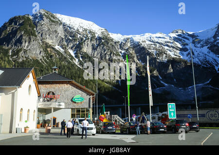 FLACHAU, Autriche - 10 MAI 2017 : Les gens de l'autoroute reste en butée avec le Landzeit Tauernalm Hôtel et restaurant dans l'environnement des Alpes à Flachau, Aus Banque D'Images