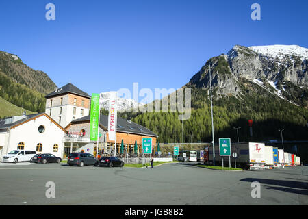 FLACHAU, Autriche - 10 MAI 2017 : l'autoroute arrêt de repos avec une station d'essence et le Landzeit Tauernalm Hôtel et restaurant à Alpes environnement en Flac Banque D'Images