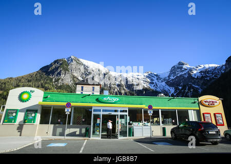 FLACHAU, Autriche - 10 MAI 2017 : une station d'essence BP avec un magasin et l'hôtel Landzeit halte sur la route des Alpes en environnement en Flachau, Autriche Banque D'Images