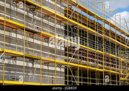 L'échafaudage sur la façade de l'immeuble , site de construction bâtiment sur cadre avec Banque D'Images