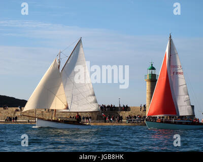 Régate de voile ancien, jetée de Penthièvre, Binic port près de Saint-Brieuc, Côtes-d'Armor, Bretagne, Bretagne, France, Europe Banque D'Images