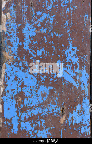 Des traces de peinture marron sur un vieux bois peint en bleu Banque D'Images