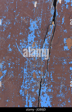Des traces de peinture marron sur un vieux bois peint en bleu Banque D'Images