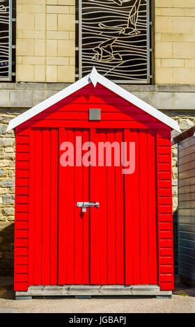 Maison rouge sur la plage, coloré porte à des chalets d'été, station Place, journée ensoleillée Banque D'Images