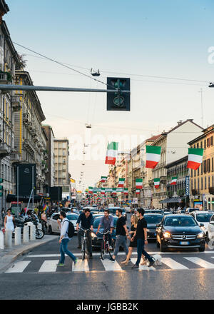 Milan, Italie - Juillet 4th, 2017 : Drapeaux Italien s'alignent sur la rue Corso Buenos Aires Milan Lombardie Italie Europe, une rue commerçante animée Banque D'Images