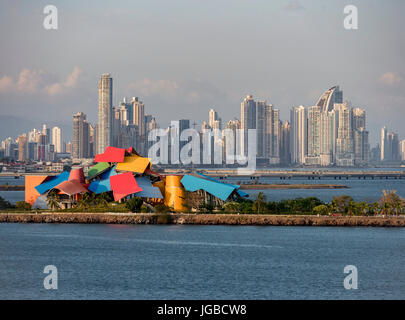 Bâtiment coloré et inhabituelle de l'Biomuseo conçu par Frank Gehry sur la chaussée d'Amador, l'affichage de la bio diversité de la République du Panama Banque D'Images