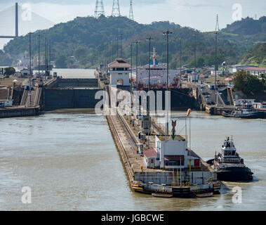 Le Pedro Miguel écluses sur le Canal de Panama près de Panama City le pont du Centenaire à l'arrière-plan Avril 2017 Banque D'Images